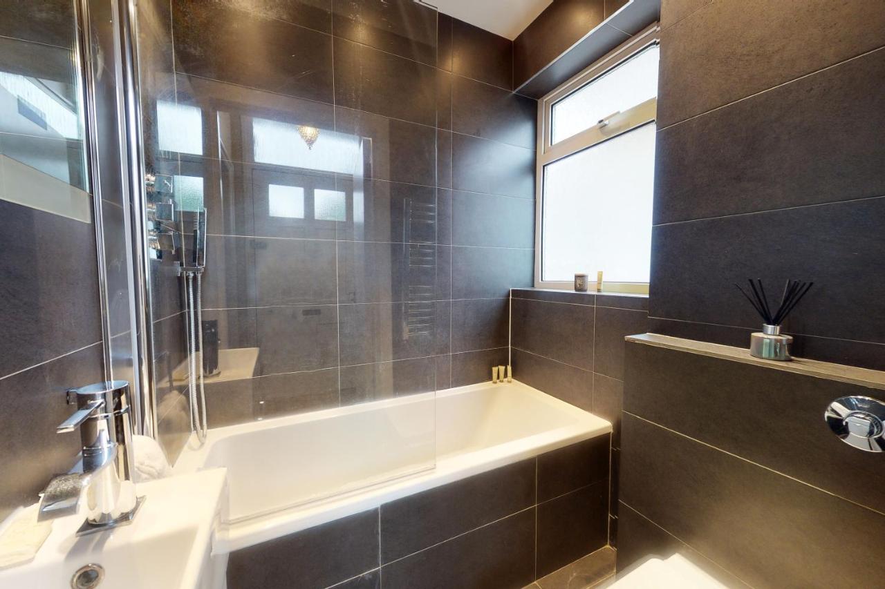 Super 1 Bedroom Flat In Hendon Near Middlesex University With Private Parking Zewnętrze zdjęcie